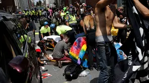 Un coche embiste a gran velocidad a las personas concentradas en contra de una marcha supremacista en Virginia
