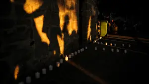 Las murallas de Pamplona se ti&ntilde;en de velas, luces, sombras y danzas de lo m&aacute;s variadas para celebrar su festival