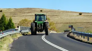 Muere un ciclista de 71 años tras impactar contra un tractor cuando circulaba por carretera