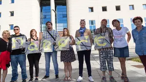 Los defensores de Juana Rivas en Pamplona: una concentraci&oacute;n frente al Juzgado pide "protecci&oacute;n" para sus hijos