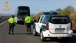 Inconsciente al volante: la Guardia Civil 'frena' a un conductor de autob&uacute;s drogado y con 60 pasajeros a bordo