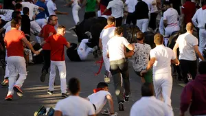 Velocidad, un toro escapado y un montón de corredores antes de llegar a la plaza en el tercer encierro de Tafalla