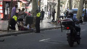 Pánico en Barcelona: los servicios sanitarios, la policía y varios transeúntes socorren a las víctimas del atentado de la Rambla