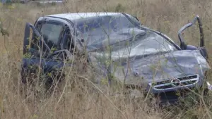 Grave accidente en la ronda de Pamplona: rescatan a una joven atrapada en el amasijo de hierros de su coche