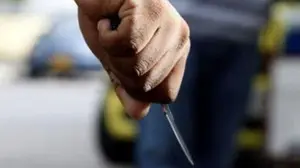 Intenta que un borracho le haga una felación y termina amenazándole con una navaja