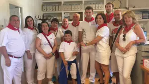 Los jóvenes Unai Gastón y Pablo Urdiciáin han 'encendido' las fiestas de Mélida en nombre de la Asociación Navarra de Autismo