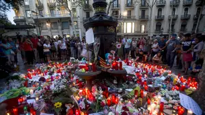 Cientos de personas levantan espontáneamente un altar en las Ramblas para recordar a los fallecidos en los atentados de Barcelona y Cambrils