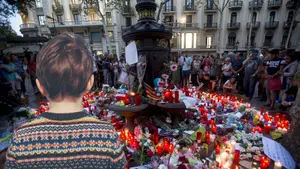 La petición de un niño navarro a su abuelo, de viaje en Barcelona: "Pon flores a esos señores que tienen pupa"