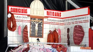 La 'txosna' de la insolencia: retiran una caseta que, en fiestas de Bilbao, exhibía a Cristo como producto de una carnicería