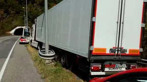 Un camionero borracho en Sunbilla finge una avería y provoca un atasco de más de tres kilómetros en la carretera