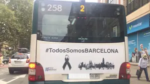 #TodosSomosBarcelona, el nuevo cartel que lucen las villavesas de Pamplona en apoyo a las víctimas del atentado
