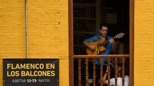 El flamenco desde los balcones 'conquista' a los pamploneses desde la casa de Sabicas