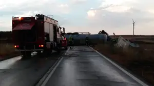 Susto en Sesma: el vuelco de un camión cisterna con ácido sulfúrico obliga a desviar el tráfico en dirección Lodosa