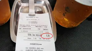 Sablazos de agosto: le cobran 8,30 euros por dos cervezas en vaso de plástico en San Sebastián