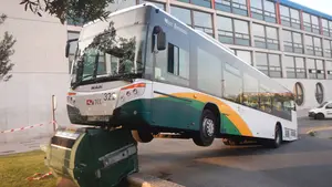 Asombroso accidente de una villavesa en Pamplona: choca contra unos contenedores y queda suspendida por dos de sus ruedas