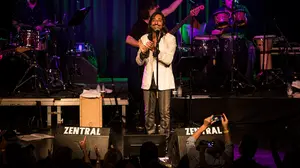 Las 'Obras son amores' de Antonio Carmona seducen a Pamplona desde el escenario del Zentral