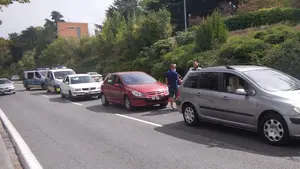 Borracho y con droga en el bolsillo: un pamplonés causa un accidente múltiple y con dos heridos en la Cuesta de Beloso