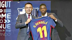 Gritos de "Bartomeu dimisión" en la presentación oficial del nuevo jugador azulgrana Ousmane Dembélé