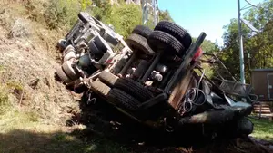 Trasladado en helicóptero a urgencias el conductor de un camión tras caer por un barranco de 10 metros cerca de Aribe