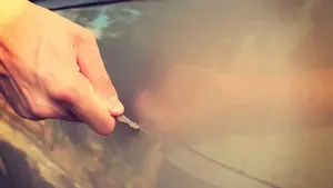 Acoso y derribo en Pamplona: juzgan a una mujer que persiguió a una familia con correos, llamadas e insultos rayados en el coche