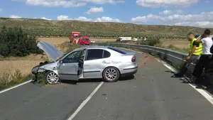 Tres personas resultan heridas tras un choque entre dos coches en la carretera de Peralta