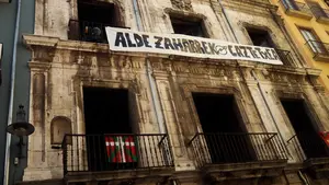 Critican que "los amigos de Bildu" hayan hecho caja con un negocio ilegal en un edificio público 'okupado'