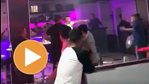 El vídeo de la pelea multitudinaria en una discoteca Pamplona: palos y banquetas de metal vuelan por el local