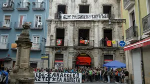 Una fachada barroca para proclamas abertzales: el palacio de Rozalejo sigue 'okupado' ante la inacción de Barkos
