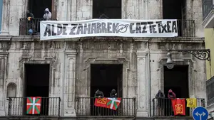 El Gobierno del cuatripartito se muestra incapaz de frenar la venta de alcohol en un edificio ocupado