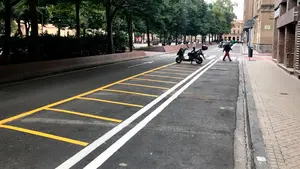 La 'chapuza' en Sarasate que enfada a los vecinos: más tráfico, espacio exclusivo para motos y aceras pintadas