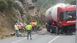 Mueren cinco personas de una misma familia, entre ellos tres niños, al colisionar su coche contra un camión