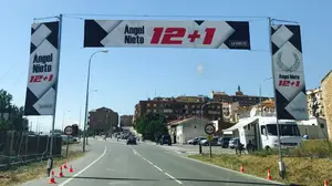 La etapa navarra de La Vuelta ha rendido un sentido homenaje al desaparecido motociclista Ángel Nieto