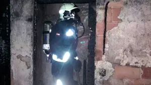 Un potente incendio 'desvela' a Falces y destroza una vivienda de varias plantas en el centro de la localidad