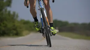 Atrapan a un hombre huido de la justicia cuando circulaba en bicicleta por la Autovía del Ebro en Fontellas