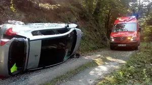 Peligroso vuelco en el camino de acceso a un caserío en Elizondo: dos personas han resultado heridas