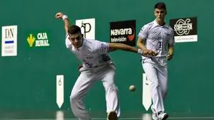 El front&oacute;n Labrit ha acogido la primera jornada de semifinales del IV Torneo Mano Parejas Muebles Polque