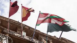 Asir&oacute;n se guarda la ikurri&ntilde;a y anuncia que colocar&aacute; un "m&aacute;stil vac&iacute;o" en el Chupinazo tras los varapalos judiciales