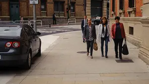 El coche oficial de Barkos incumple los cambios del tráfico en Pamplona: se sube a la acera y aparca en el Parlamento