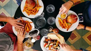 Una soluci&oacute;n 'r&aacute;pida': un colegio encarga 300 hamburguesas para sus alumnos ante la falta de personal en el comedor