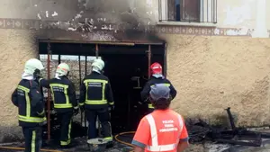 Una mujer atendida en un incendio desatado en una vivienda de Caparroso que han apuntalado por riesgo de derrumbamiento