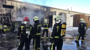 Lucha contra el fuego: así han evitado los bomberos que las llamas alcanzasen el interior de una fábrica de palets en Gazólaz