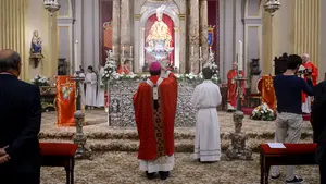 Atravesando el umbral de la puerta santa: así ha arrancado la 'peregrinación' para seguir el legado de San Fermín