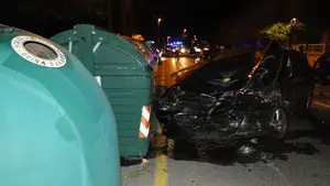 Conduce borracho por Pamplona, se estrella y acaba destrozando varios coches aparcados en la calle