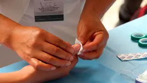 Un grupo de técnicos de enfermería protesta por realizar funciones de un nivel superior al reconocido