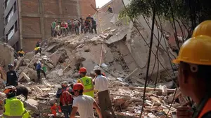 Un largo temblor 'agita' México: así se sintió el tremendo terremoto en la capital del país