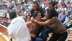 Una policía foral fuera de servicio frustra un nuevo sabotaje del antitaurino que saltó al ruedo en San Fermín