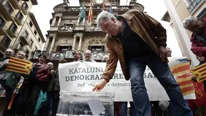 El órdago de Bildu: planta una urna en Pamplona y reparte papeletas para votar en el referéndum ilegal