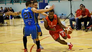 Los mejores momentos del amistoso entre el Valle de Egüés y el Basket Navarra