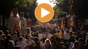 El centro pamplonés se llena de familias y niños al ritmo de los Gigantes que animan San Fermín Chiquito