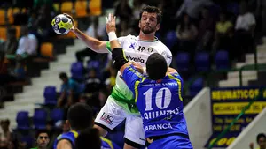 Primera victoria: el Helvetia sufre hasta el último segundo para superar al Teucro gallego